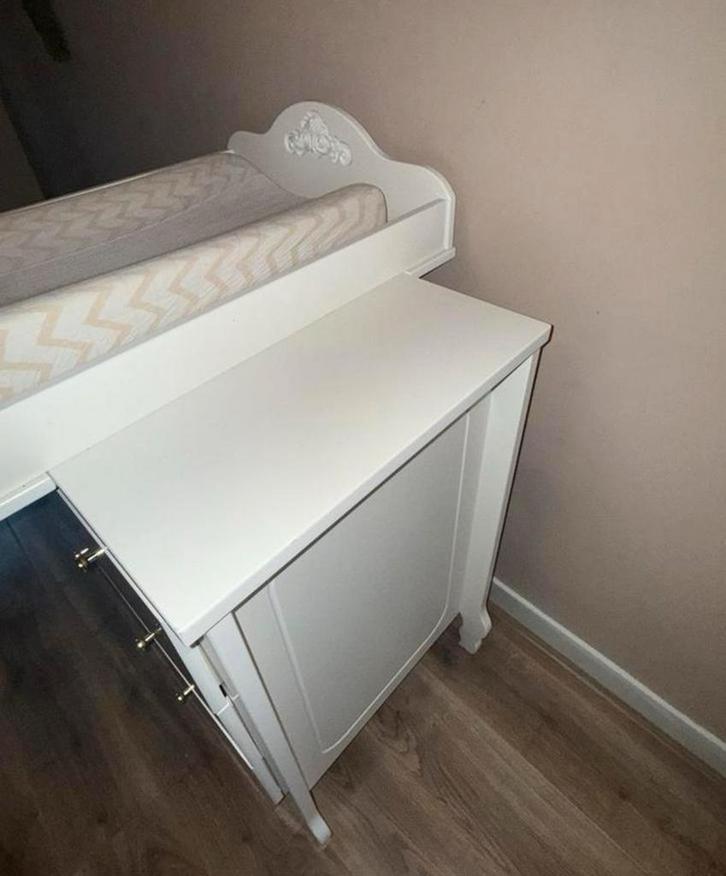 Witte Commode met Opstaande Rand, Kinderen en Baby's, Kinderkamer | Commodes en Kasten, Gebruikt, Commode, 90 tot 105 cm, 75 tot 100 cm