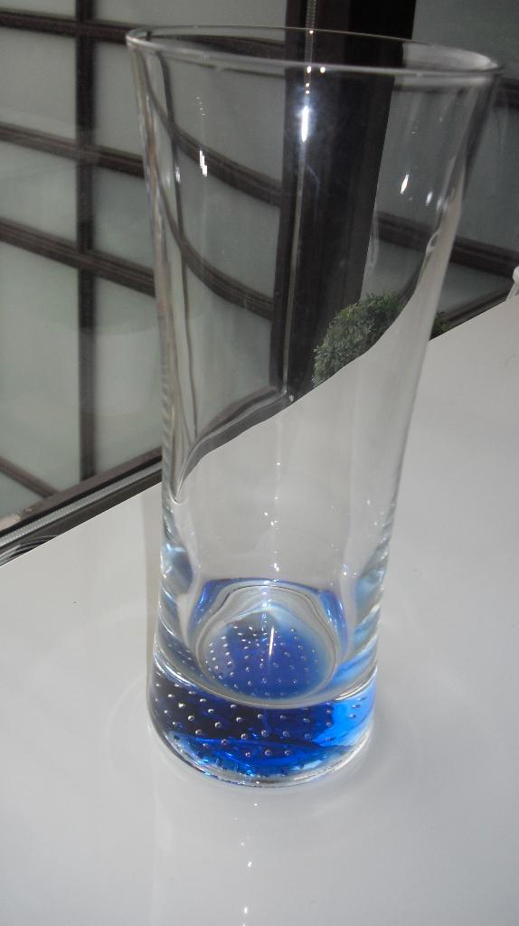 Heldere Vaas met blauw-Spijkervoet, Antiek en Kunst, Antiek | Glas en Kristal, Ophalen of Verzenden