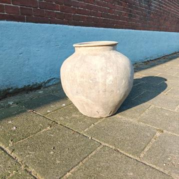 Handgemaakte pot voor binnen of buiten beschikbaar voor biedingen