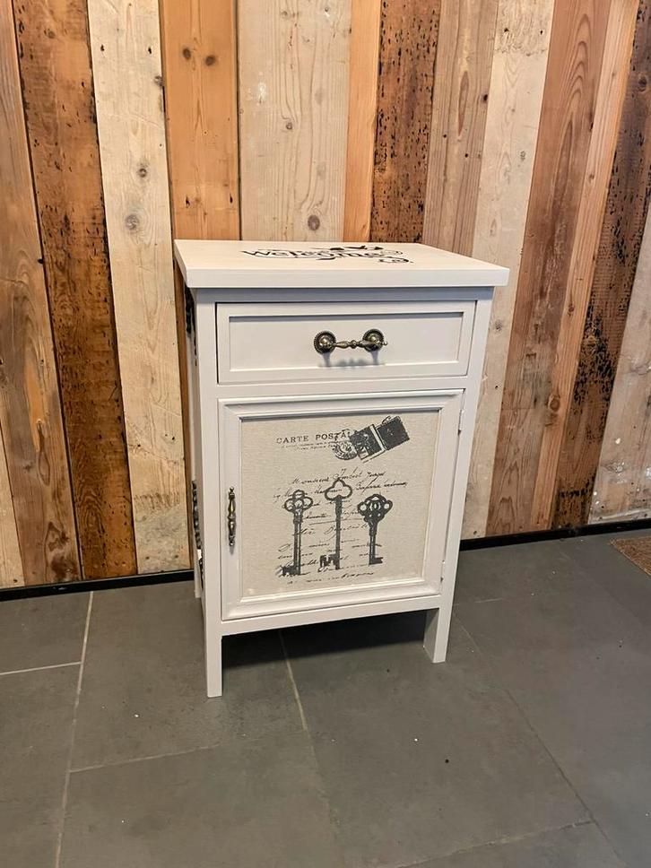 Sierlijk beige nacht/ bijzetkastje, Huis en Inrichting, Slaapkamer | Nachtkastjes, Zo goed als nieuw, 70 cm of meer, 65 cm of meer