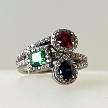 Mooie zilveren ring met gekleurde stenen en zirkonia beschikbaar voor biedingen