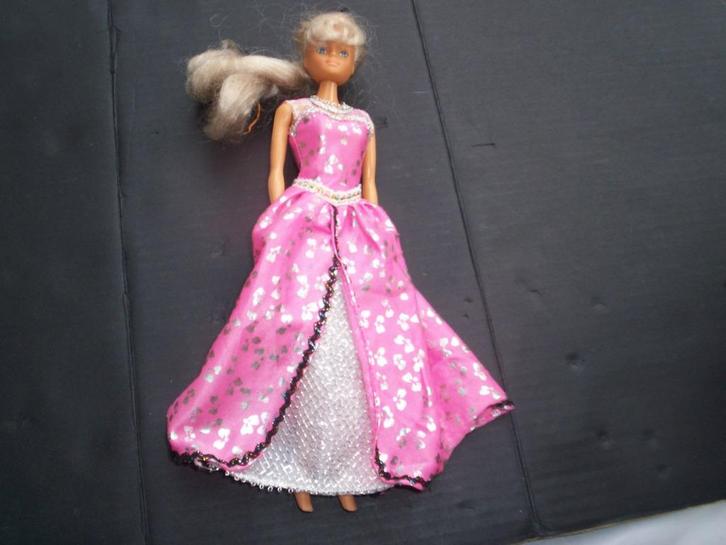 Niet-originele BARBIE-pop Barbie uitgaansjurk -voeten BLOOT!, Kinderen en Baby's, Speelgoed | Poppen, Gebruikt, Barbie, Ophalen of Verzenden