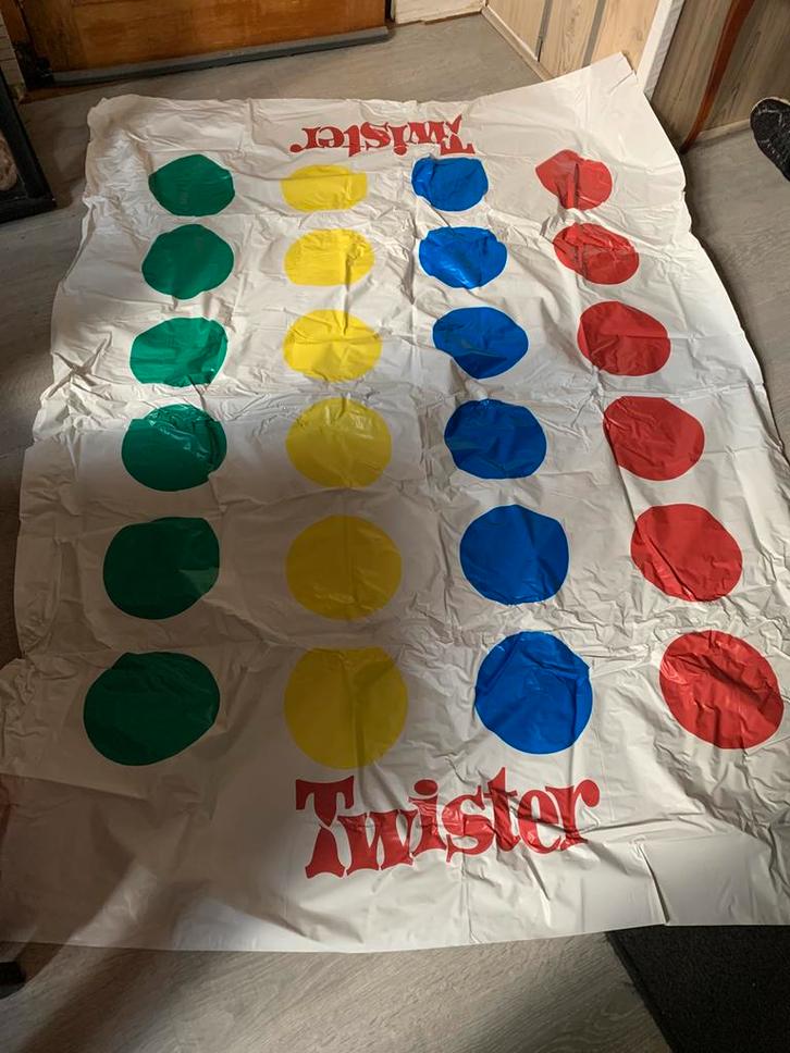 Twister Bordspel - MB Spellen compleet en heel goed., Hobby en Vrije tijd, Gezelschapsspellen | Bordspellen, Gebruikt, Vijf spelers of meer