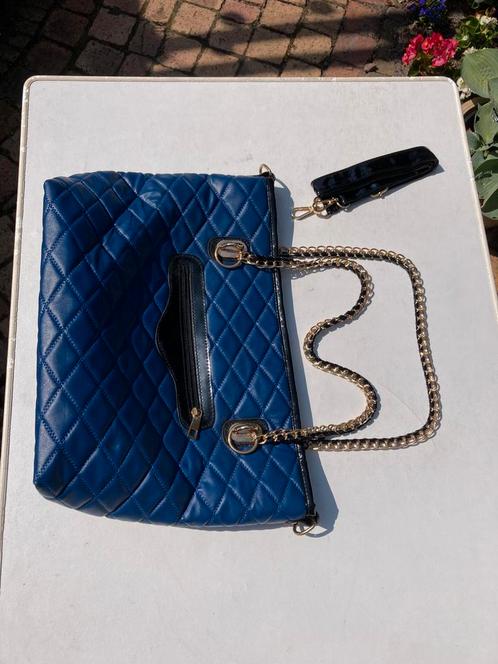 Nieuw blauwe Hand/schoudertas met opvallende kettinghengsels, Sieraden, Tassen en Uiterlijk, Tassen | Schoudertassen, Nieuw, Blauw