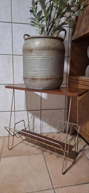Krantenbak lectuurbak vintage Jaren 70 plantentafel  beschikbaar voor biedingen