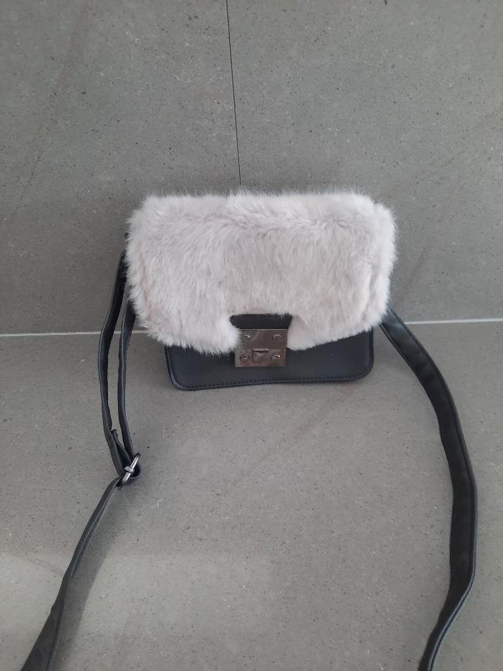 schoudertas met fluffy detail, Sieraden, Tassen en Uiterlijk, Tassen | Schoudertassen, Zo goed als nieuw, Grijs, Ophalen of Verzenden