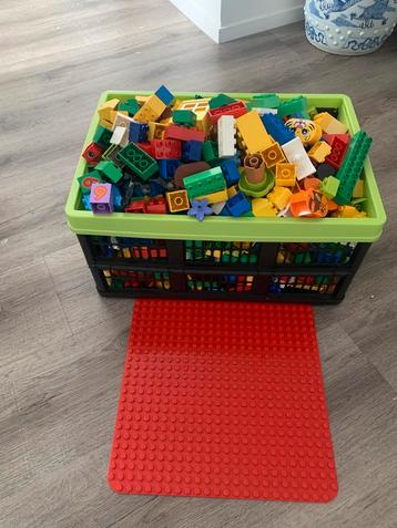 Krat vol met duplo blokken beschikbaar voor biedingen