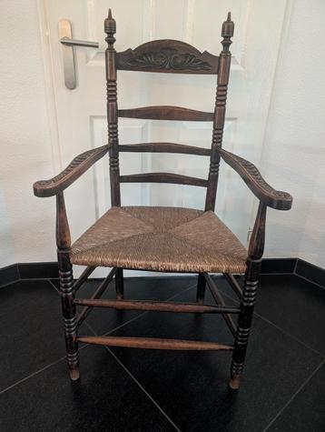 Landelijke houten stoel rieten zitting en houtsnijwerk beschikbaar voor biedingen