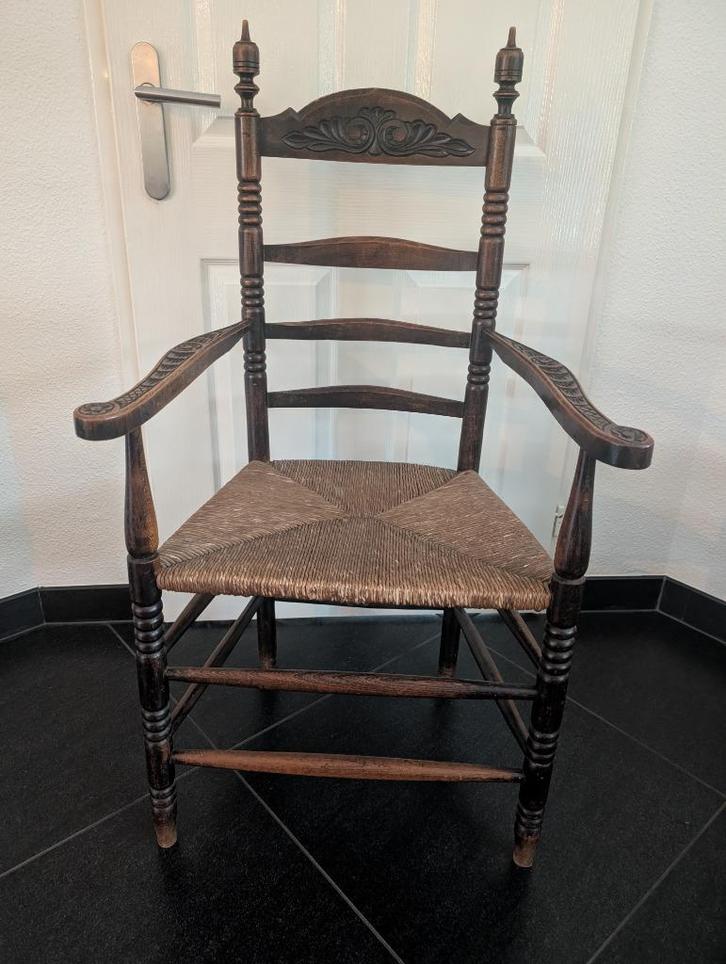 Landelijke houten stoel rieten zitting en houtsnijwerk, Antiek en Kunst, Antiek | Meubels | Stoelen en Banken, Ophalen