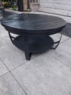 Zwarte metalen salontafel van mangohout merk Goossens. Ø70cm, Huis en Inrichting, Ophalen, Gebruikt, 50 tot 100 cm, Rond