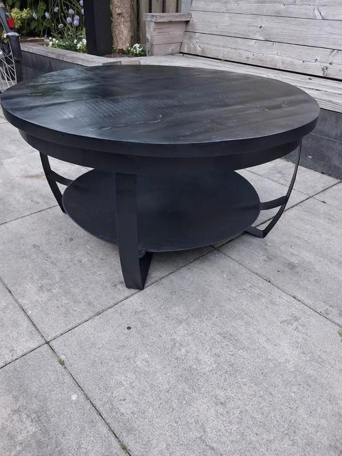 Zwarte metalen salontafel van mangohout merk Goossens. Ø70cm, Huis en Inrichting, Tafels | Salontafels, Gebruikt, Minder dan 50 cm