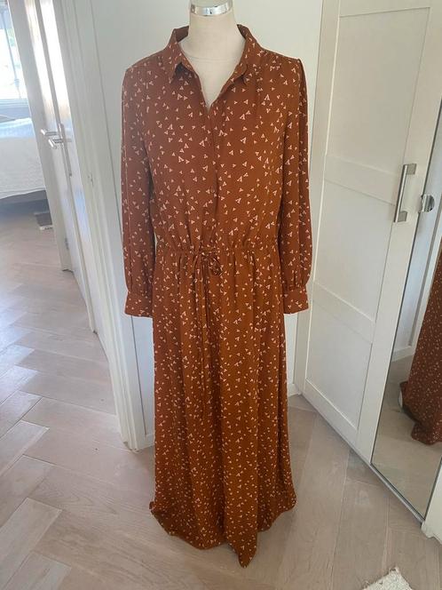 Another Label Bruine Jurk Maat M, Kleding | Dames, Jurken, Zo goed als nieuw, Maat 38/40 (M), Bruin, Onder de knie, Ophalen of Verzenden