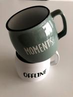 Twee koffie mokken, wit en groen, offline moments, Nieuw, Ophalen of Verzenden, Overige stijlen, Kop(pen) en/of Schotel(s)