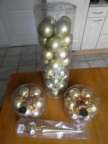 Goudkleurige Kerstballen beschikbaar voor biedingen