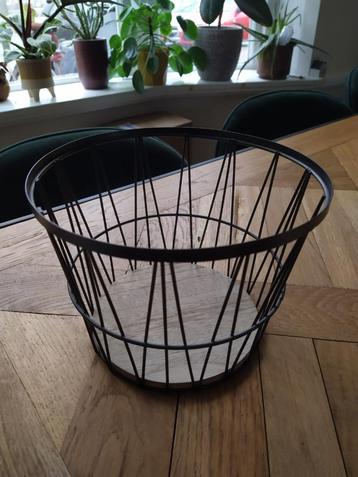 Zwarte stalen mand met houten bodem. Diameter 20 cm beschikbaar voor biedingen