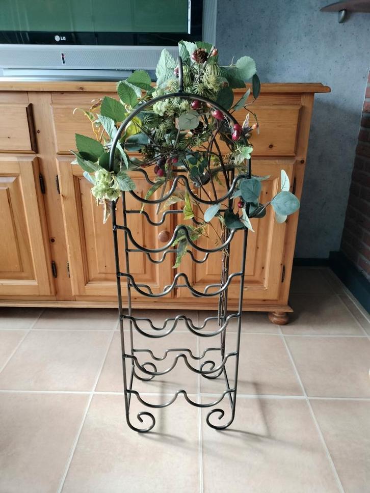Wijnrek ijzer 12 flessen + kunstbloemen, Huis en Inrichting, Woonaccessoires | Wijnrekken, Zo goed als nieuw, 75 cm of meer, Metaal