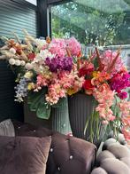 Zelf gemaakte sier bloempott met bloemen, Ophalen