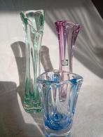 drie Maastricht kristallen vazen, groen, roze en blauw., Antiek en Kunst, Ophalen of Verzenden
