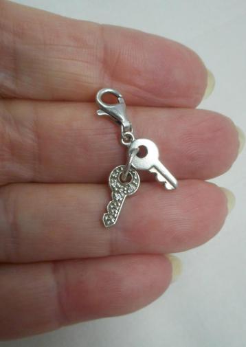 Zilveren afneembare bedel / hanger 2 sleuteltjes nr.1129 beschikbaar voor biedingen