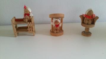 3 houten beeldjes  beschikbaar voor biedingen