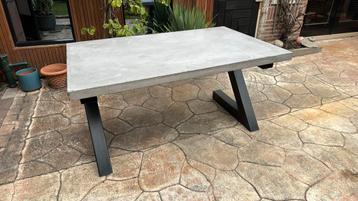 Mooie eettafel beschikbaar voor biedingen