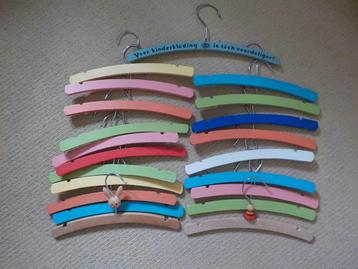 21 gekleurde houten kinderkledinghangers voor de kinderkamer beschikbaar voor biedingen
