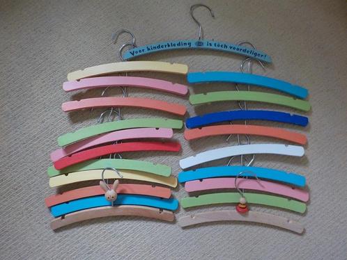 21 gekleurde houten kinderkledinghangers voor de kinderkamer, Kinderen en Baby's, Kinderkamer | Overige Meubels, Zo goed als nieuw