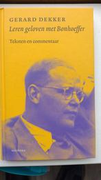 Gerard Dekker - Leren geloven met Bonhoeffer-mooie hardcover, Gelezen, Gerard Dekker, Ophalen of Verzenden, Christendom | Protestants