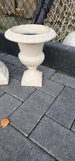 2 Gietijzeren brocante tuinvazen 25 cm hoog, Tuin en Terras, Tuinvazen, Ophalen of Verzenden