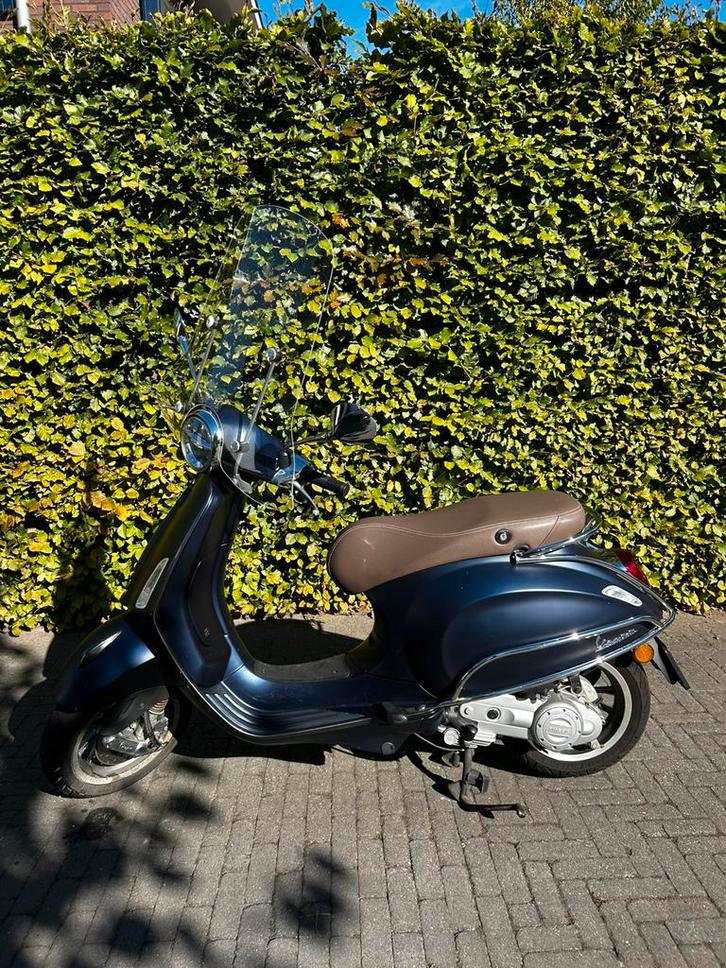 Piaggo Vespa Primavera 50 mat donker blauw 12000km, Fietsen en Brommers, Scooters | Vespa, Zo goed als nieuw, Vespa S, Maximaal 25 km/u
