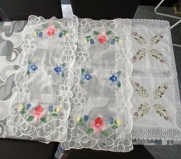 1 tafelloper met paars bloemen en kralen L 80 cm B 40 cm beschikbaar voor biedingen