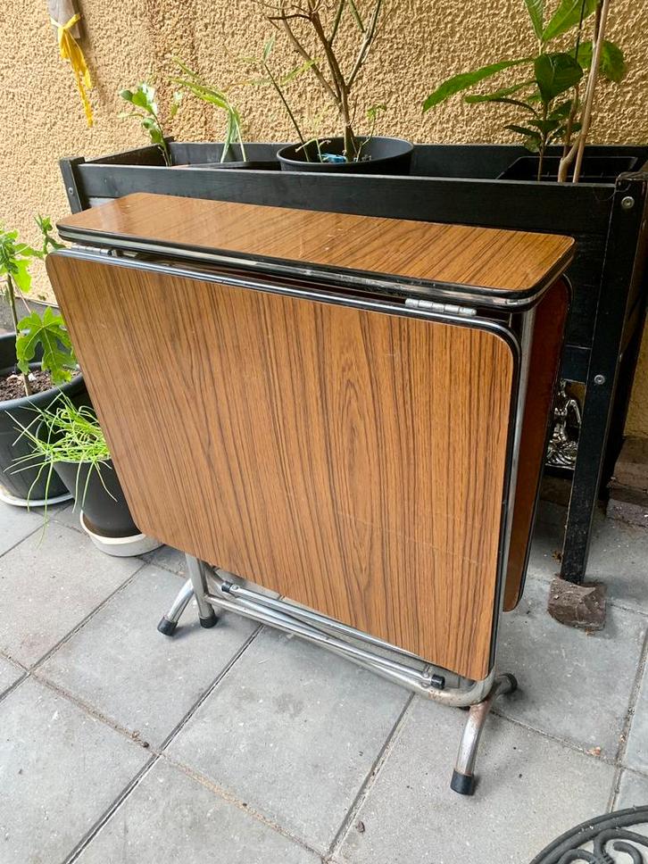 Vintage uitklapbare tafel met chroom afwerking, Huis en Inrichting, Tafels | Bijzettafels, Zo goed als nieuw, Rechthoekig, 60 cm of meer
