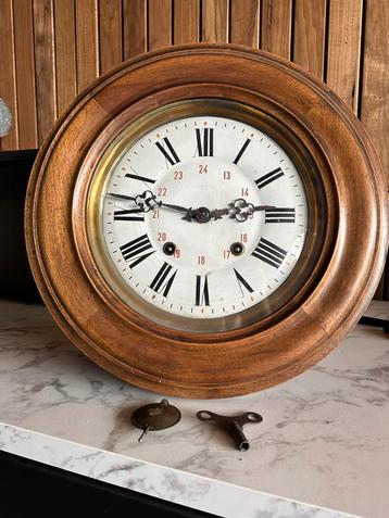Houten klok beschikbaar voor biedingen