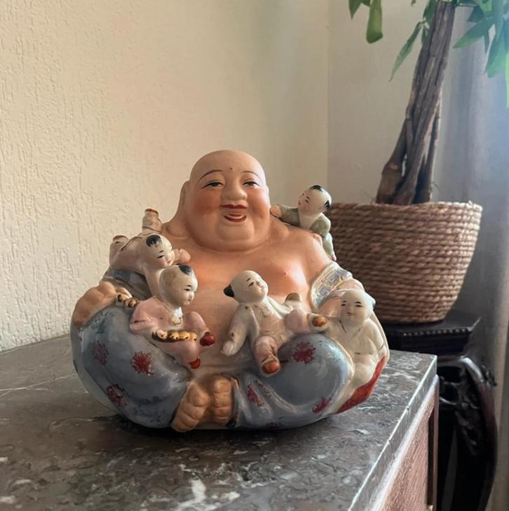 Antieken beschilderde porseleinen Hotei Boeddha met kinderen, Verzamelen, Beelden en Beeldjes, Zo goed als nieuw, Mens, Ophalen of Verzenden