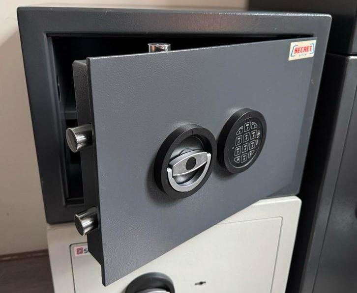 Zeer degelijke mooie kluis brandkast Secret Safes, Huis en Inrichting, Brandblussers en Brandkasten, Zo goed als nieuw, Brandkast