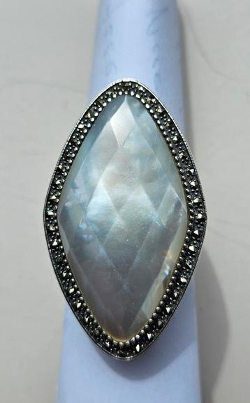 Grote zilveren ring met parelmoer en markasiet, maat 18,5 mm beschikbaar voor biedingen