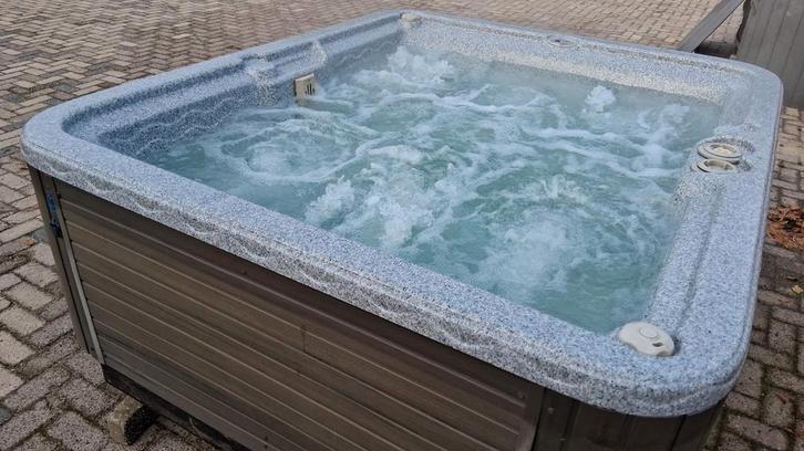 Mooie compacte 3/4 persoons jacuzzi, Tuin en Terras, Bubbelbaden en Hottubs, Gebruikt, Vast, Filter, Pomp, Ophalen