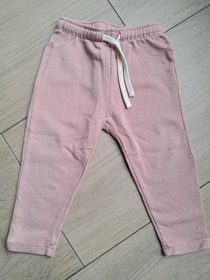 K273 Roze joggingbroekje Kiabi maat 80, Kinderen en Baby's, Babykleding | Maat 80, Gebruikt, Meisje, Broekje, Ophalen of Verzenden