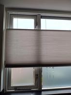 TE KOOP  PLISSE    maatvoering   is 150 x 150... licht grijs, Huis en Inrichting, Stoffering | Gordijnen en Lamellen, Ophalen