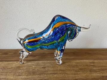 Mooie stier van glas. beschikbaar voor biedingen