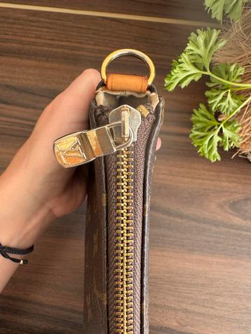 Vintage Pochette Accessoires Tas beschikbaar voor biedingen