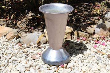 Brocante - Metalen buitenvaas! beschikbaar voor biedingen
