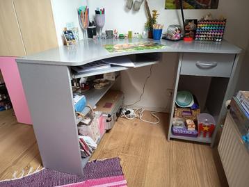 leuk en compact grijs bureau / buro - 90 x 150 cm beschikbaar voor biedingen