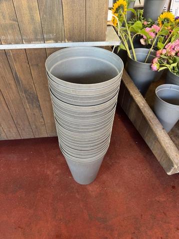 Set plastic plantenemmers beschikbaar voor biedingen