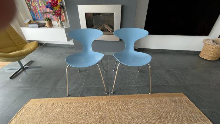 Berhardt Orbit 2x stapelstoel in lichtblauw, Huis en Inrichting, Stoelen, Zo goed als nieuw, Twee, Kunststof, Metaal, Overige materialen