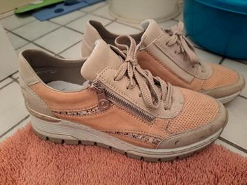 Prachtige lichte beige dames sneakers maat 40 Z.G A N  beschikbaar voor biedingen
