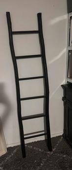 Zwarte decoratieladder, Doe-het-zelf en Verbouw, Ladders en Trappen, Ophalen, Zo goed als nieuw, Ladder, 2 tot 4 meter