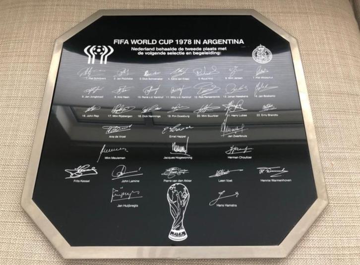 Sportplaquette handtekeningen WK voetbal 1978, Verzamelen, Sportartikelen en Voetbal, Zo goed als nieuw, Buitenlandse clubs, Verzenden