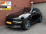 Lynk & Co 1.5TD 261pk Phev 7DCTH 2023 Zwart BTW zwarte hemel, Auto's, Stof, 1800 kg, Zwart, 1854 kg