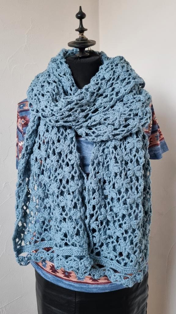 Gehaakte sjaal met bloemmotief, Kleding | Dames, Mutsen, Sjaals en Handschoenen, Nieuw, Sjaal, Maat 46/48 (XL) of groter, Ophalen of Verzenden